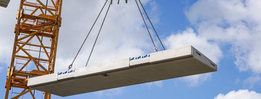 Just-in-time auf der Baustelle: Die Balkonplatte wird als Fertigteil an die Baustelle geliefert und mittels eines Krans zur jeweiligen Anschlussstelle des Gebäudes gehoben. Der deckenseitige Part von Schöck Isokorb IQ K wurde vorab im Gebäude verbaut. Im Bild: Projekt Seidengasse 32 im 7. Wiener Gemeindebezirk der OBENAUF Immobilienentwicklung GmbH.