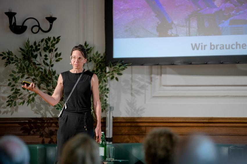 Caren Orhallinger (nonconform) am a3BAU Summit 2026