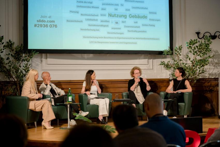 Beim ersten Panel-Talk am a3BAU.Summit widmete man sich dem Thema "Wir brauchen eine Umbauordnung".