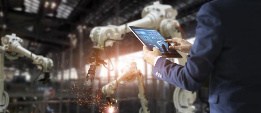 Roboterarme in Produktionshalle