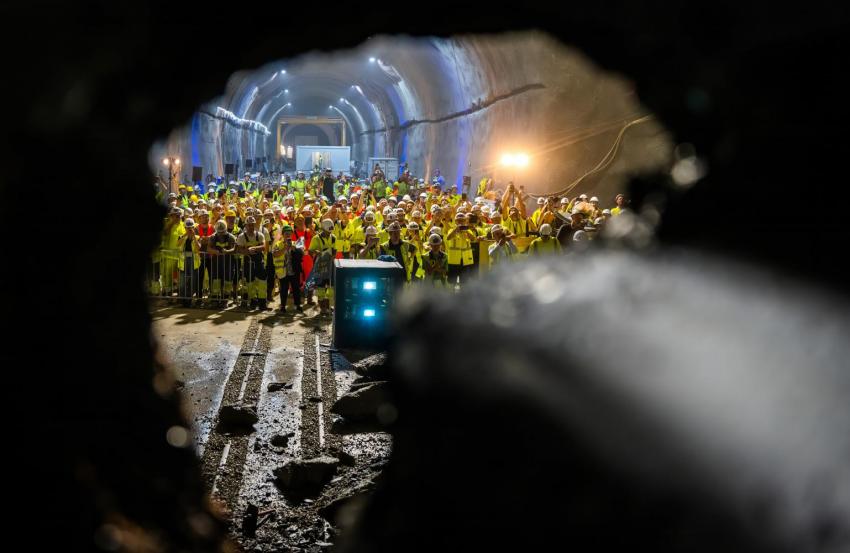 Der Tunneldurchschlag mit der Tunnelbohrmaschine Wilma im Brenner Basistunnel ist geschafft.