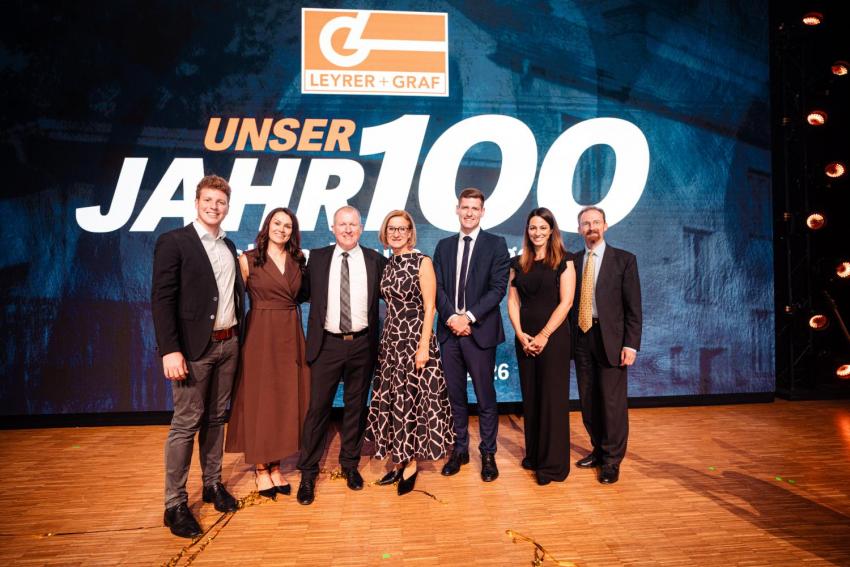 Gruppenbild vor Jubiläumsschriftzug