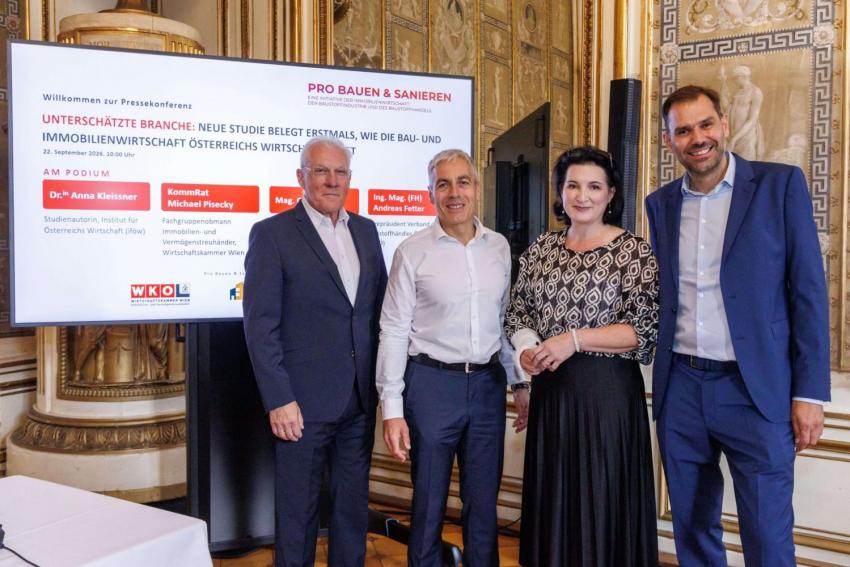 Menschengruppe am Podium