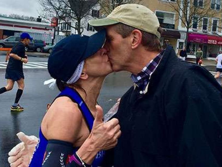 Boston Maratonunda Öptüğü Yabancı Adamı Arıyor