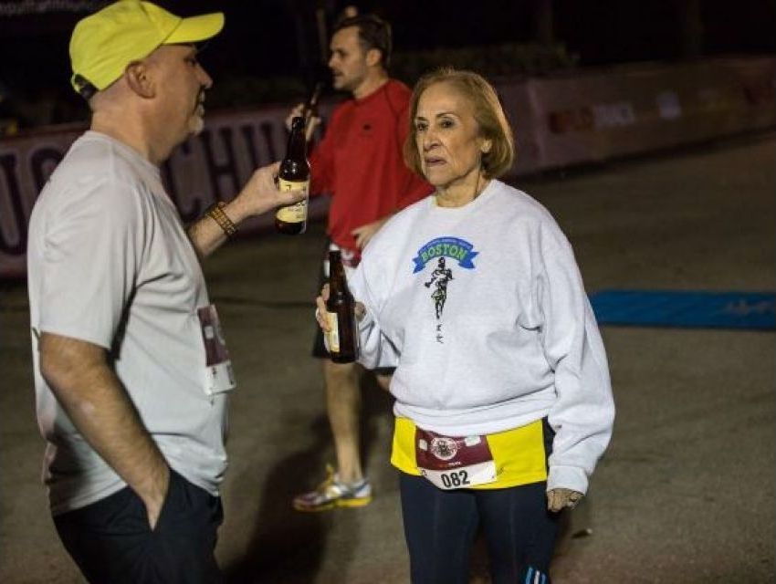 Bira Milinde Çocuklarını Sollayan Büyükanne