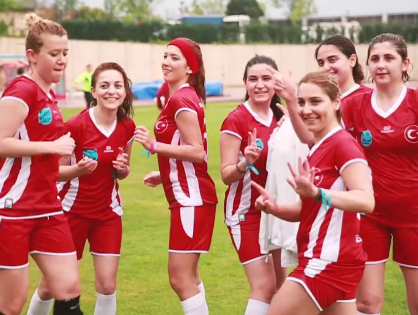 Mahalle Arasında Futbol: Kızlar Sahada