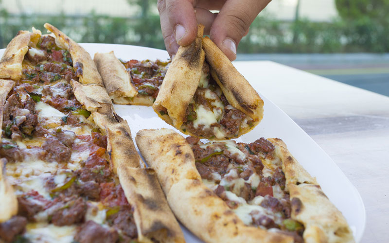 kalorili-yiyecekler-etli-pide