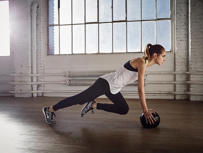Kapalı Spor Salonlarında Nike Women Training İzleri