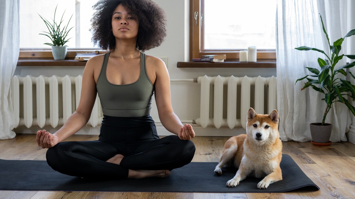 Yoga Yaparken Nasıl Giyinilmeli