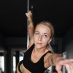 Pole Dance Yaparken Esneklik Sağlayacak 12 Kıyafet Önerisi
