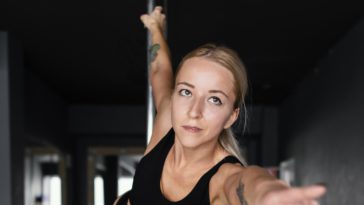 Pole Dance Yaparken Esneklik Sağlayacak 12 Kıyafet Önerisi