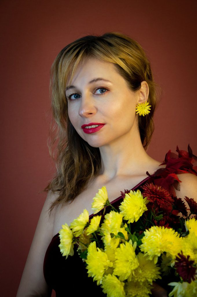 Kadife Elbise ile Zamansız Zarafet: Doğada Stil İpuçları