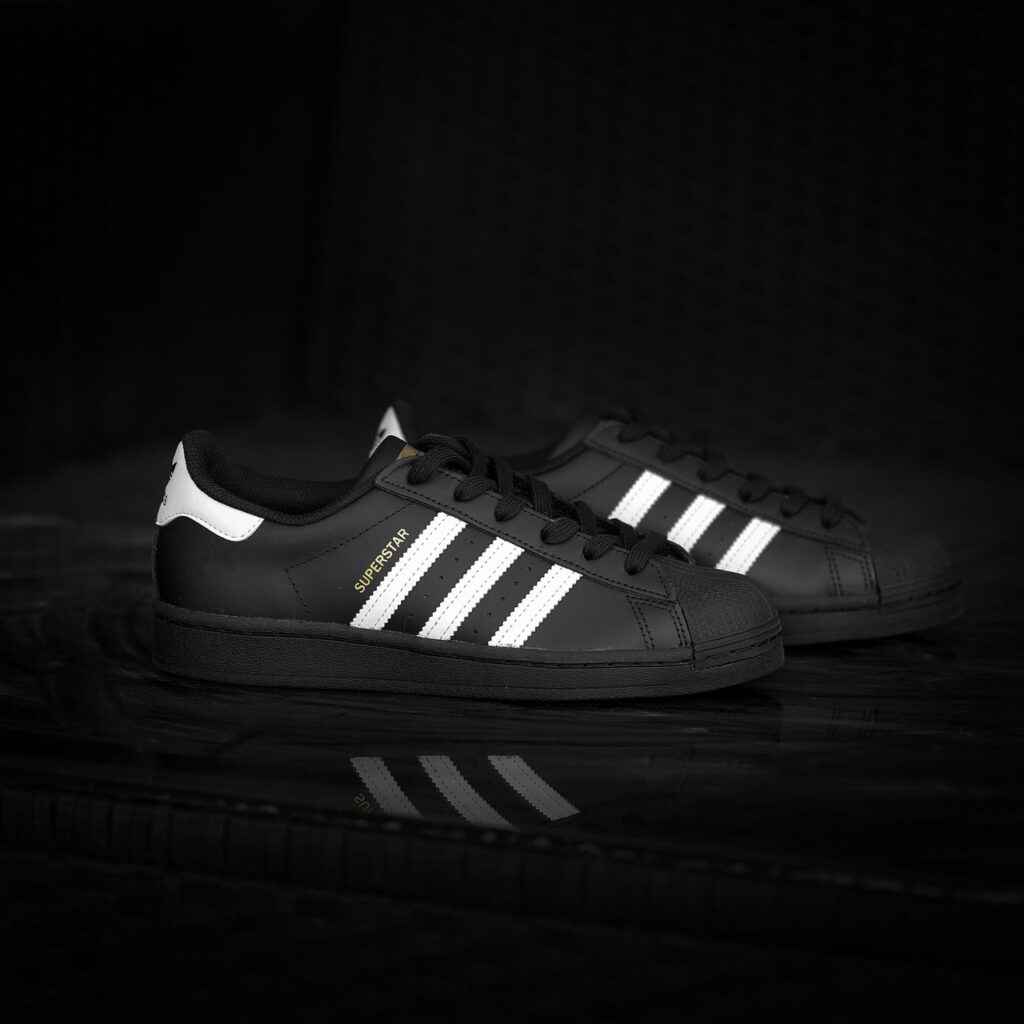 New Balance mı adidas mı? Okul için En Dayanıklı Spor Ayakkabı Karşılaştırması