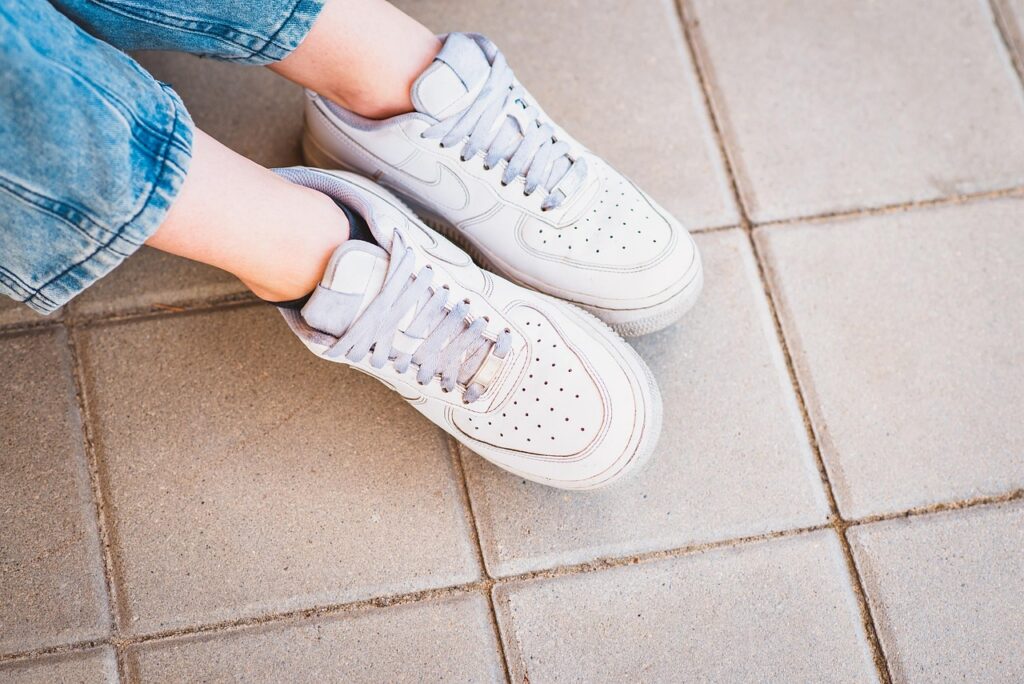Nike Air Force 1 Okul Kombinlerinde Nasıl Kullanılır?
