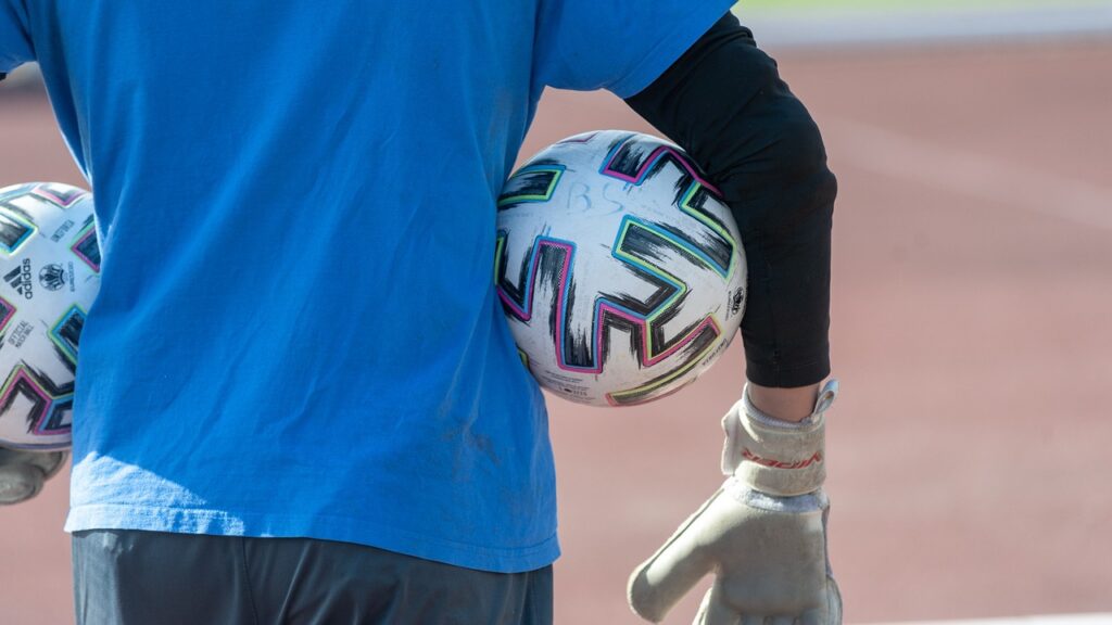 Profesyonel Futbol Antrenmanında Doğru Giyim: Katmanlama ve Kumaş Seçimi