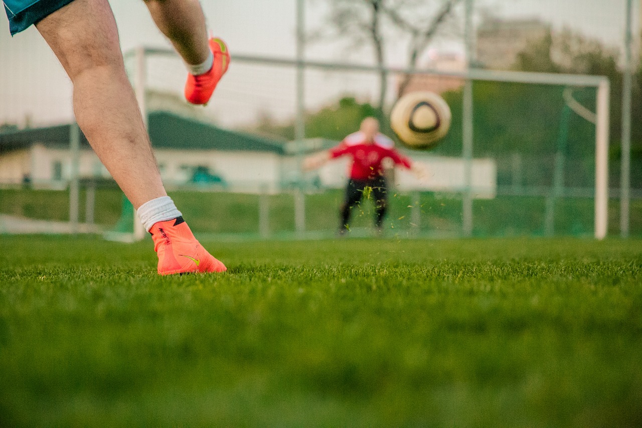 Nike Mercurial mı Nike Phantom mı? Oyun Tarzına Göre Hangisi Seçilmeli?