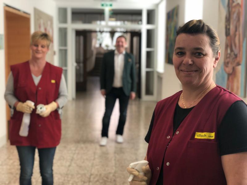 Ein Besuch im Krankenhaus: Das Personal vor den Vorhang