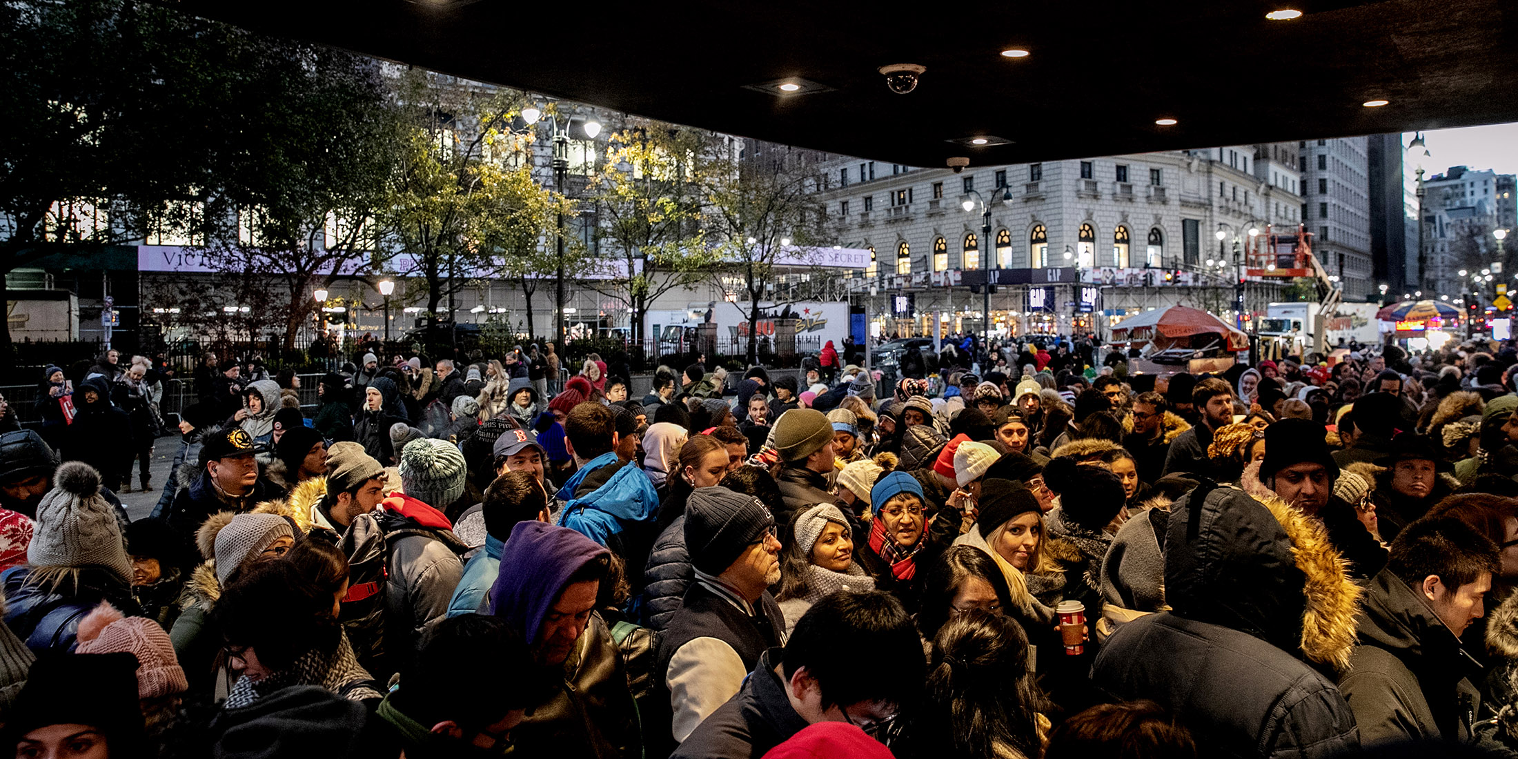 U.S. Shoppers Storm the Stores in Black Friday Frenzy - Bloomberg