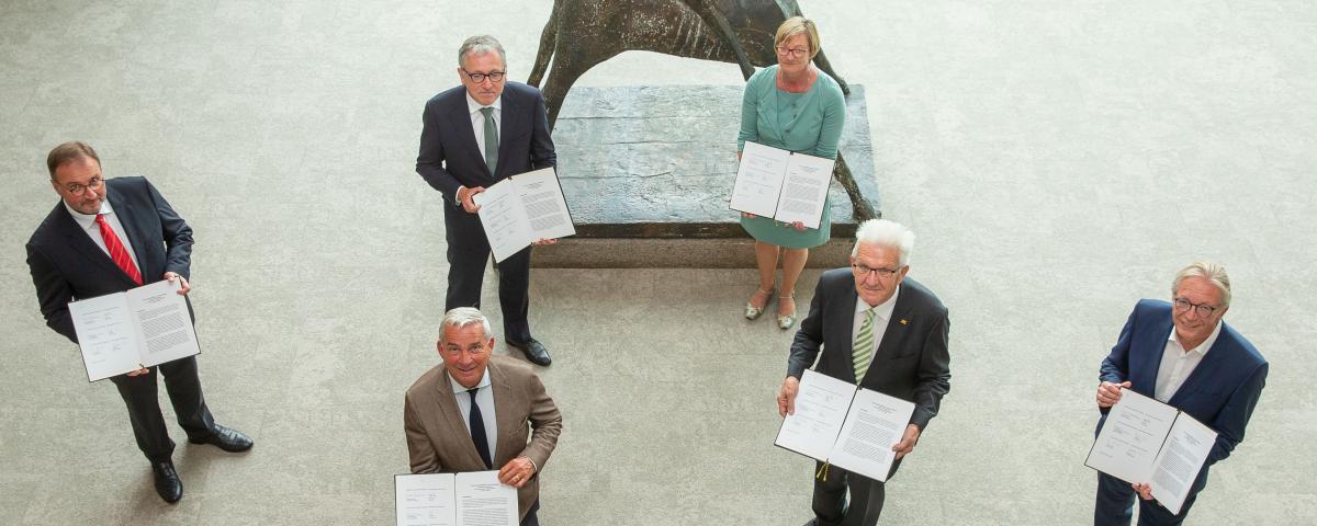 Nach der Unterzeichnung des Stabilitäts- und Zukunftspakts
