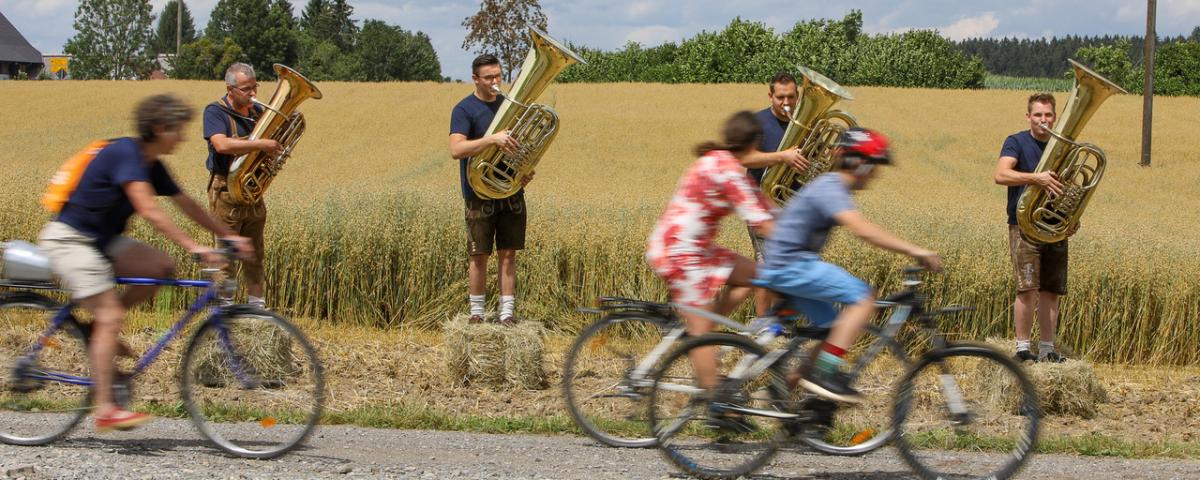 Fahrradparcours vorbei an Musikern, Bildhauern, Clowns und Co.
