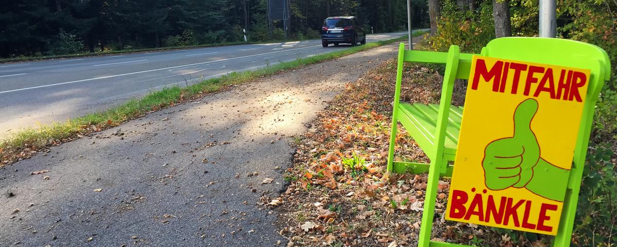 Mitfahrbänkle kommen in Baden-Württemberg dort zum Einsatz, wo der Nahverkehr versagt. Könnte der Mobilitätspass das ändern?