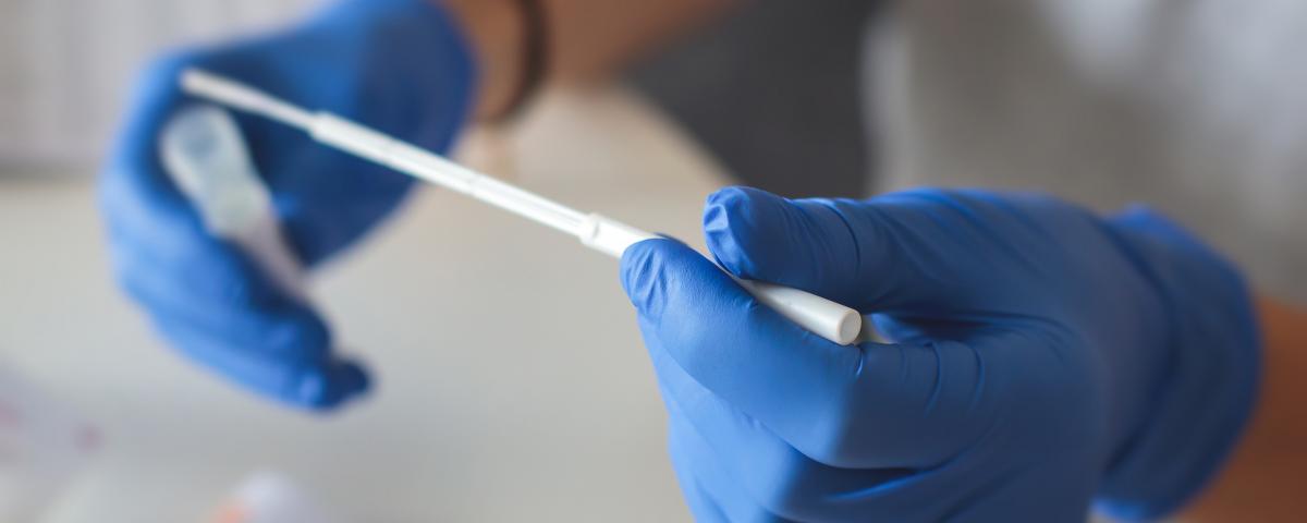 Schärfere Corona-Maßnahmen in Alten- und Pflegeheimen verlangen tägliche Corona-Tests.