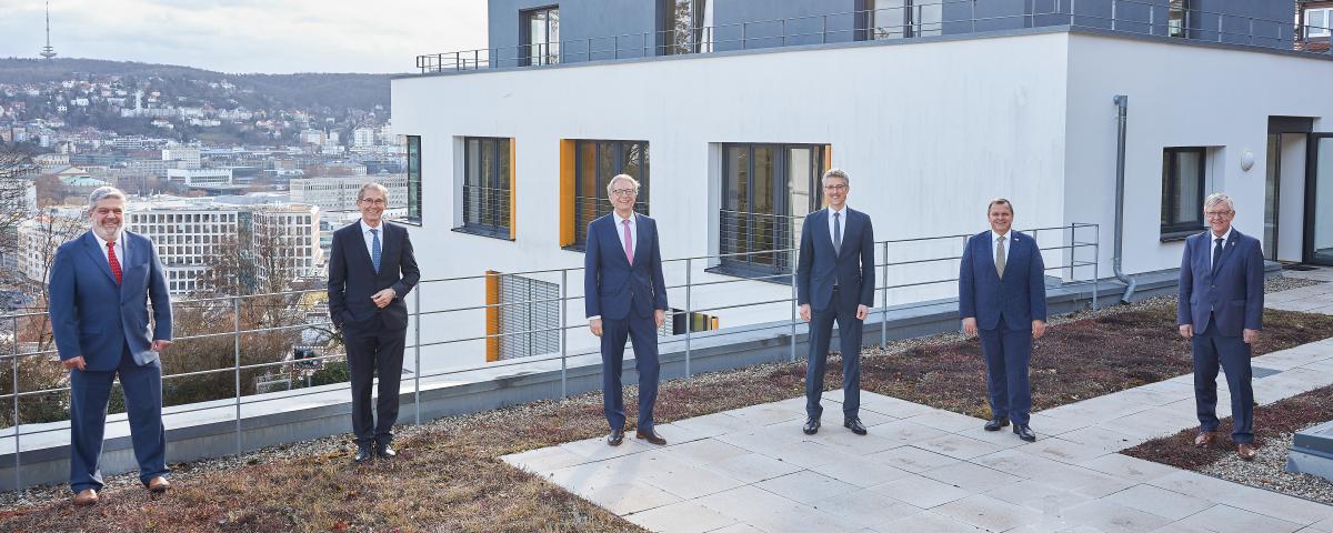Vizepräsidenten Michael Scharf (v.l.) und Michael Kessler, Ehrenpräsident Roger Kehle, Präsident Steffen Jäger, der Erste Vizepräsident Klaus Holaschke und Vizepräsident Bernd Mangold