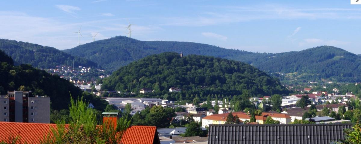 Die Stadt hat Fotomontagen des Hebert mit den geplanten Windkraftanlagen anfertigen lassen.