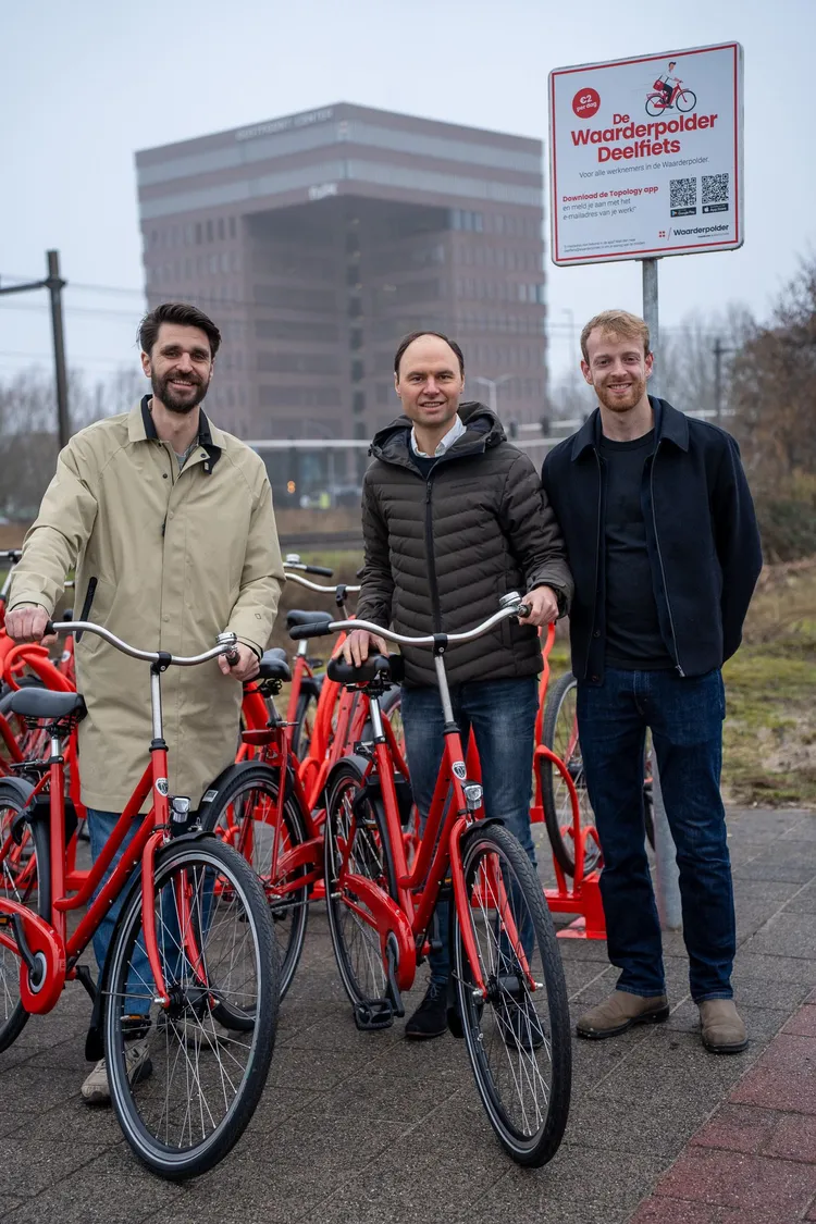 Presentatie van de rode deelfietsen door Fietsned en Parkamanagement Waarderpolder