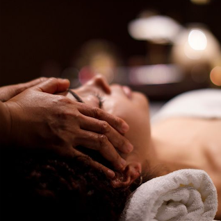 Le soin du visage à haute fréquence et détente avec Mathieu