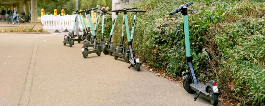 E-Scooter stehen überall herum.