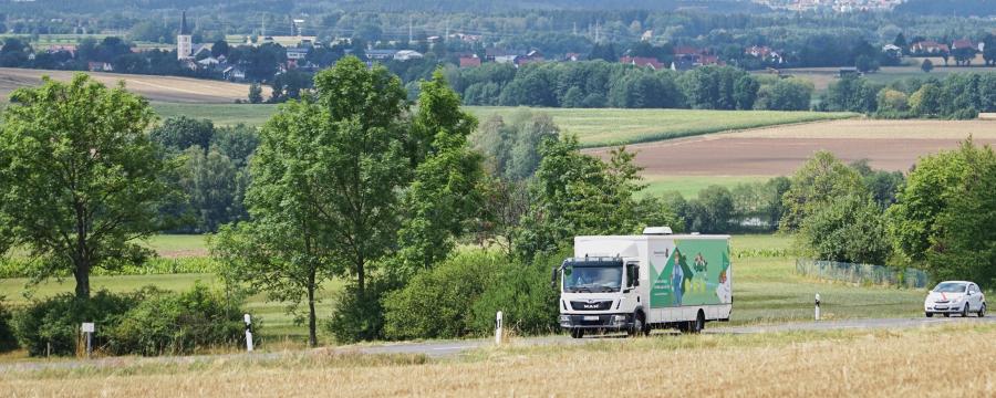 Der mobile Dorfladen auf dem Weg durch den Steinwald