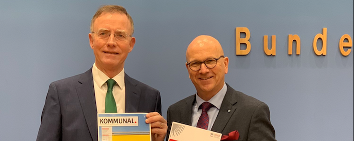 In der Bundespressekonfernz stellten Dr. Uwe Brandl und Dr. Gerd Landsberg vom Deutschen Städte- und Gemeindebund ihren Ausblick für das Jahr 2020 vor - und lobten auch die Kooperation mit der Zeitschrift KOMMUNAL (hier links im Bild die aktuelle Ausgabe) - Thema waren u.a. die Debatte um Windkraftanlagen, Altschulden und der Investitionsstau