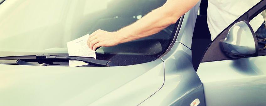 Parksünder müssen ihr Knöllchen von einem Mitarbeiter der Stadt oder der Polizei bekommen, Zeuge darf kein privater Dienstleister sein, so ein Urteil mit Folgen