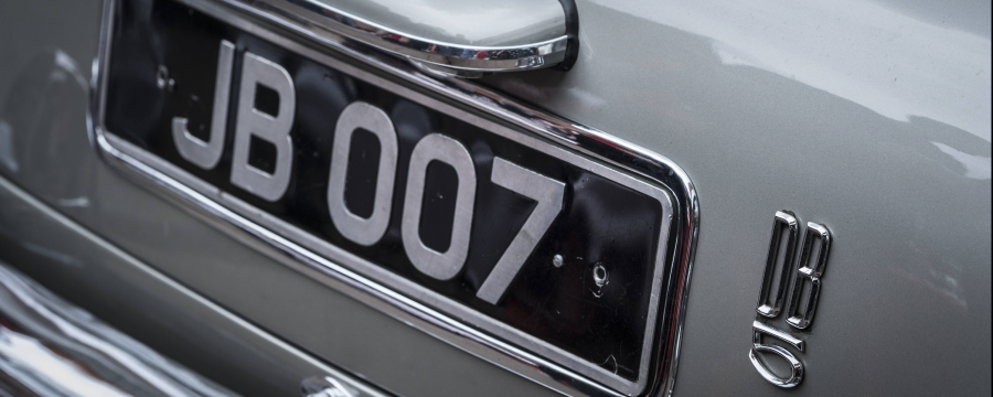 Bürgermeister Olbrich fühlt sich wegen eines Peilsenders an seinem Privatauto wie in einen schlechten 007 Film versetzt...