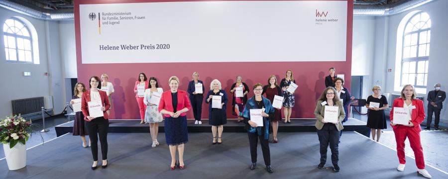 Bundesministerin Giffey mit Kommunalpolitikerinnen bei der Verleihung Helene Weber-Preis