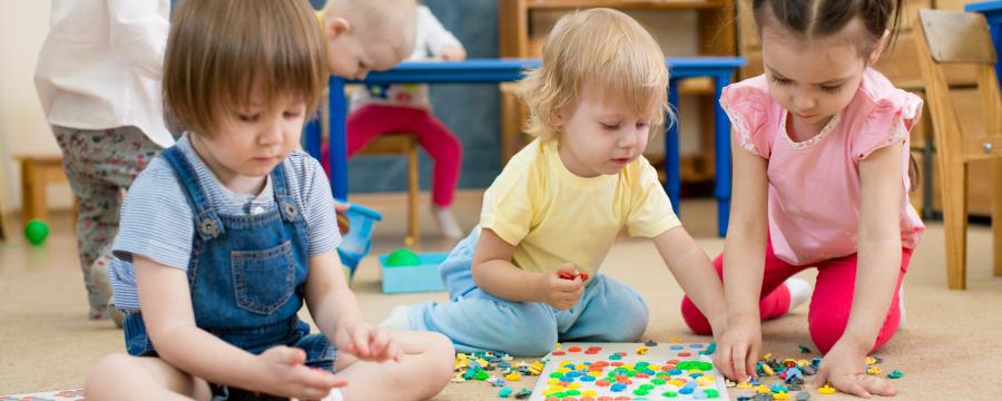 Kinder beim Spielen in der Kita