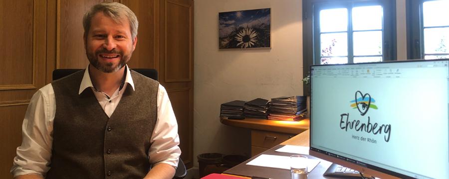 Bürgermeister Peter Kirchner am Schreibtisch