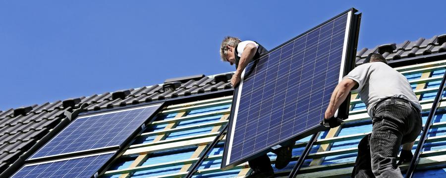 Solarzellen auf dem Dach werden angebracht.