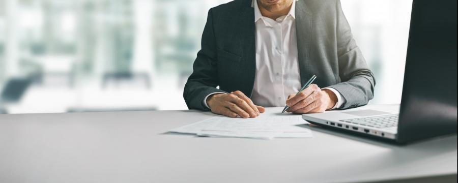 Bürgermeister am Schreibtisch