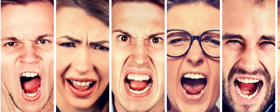 Schreiende wütenden Menschen Hass gegen Kommunalpolitiker