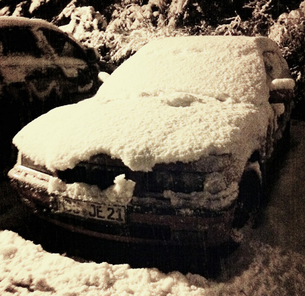 Schnee auf BMW