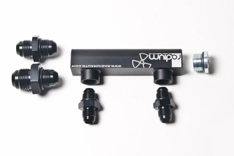 Radium Engineering Universal 4-Port-Manifold - Schwarz mit Logo