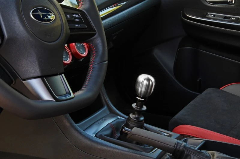 Perrin 1,85 Zoll SS Barrel Schalthebelknauf für 15-22 Subaru WRX (mit Rassel-Fix) - gebürstet