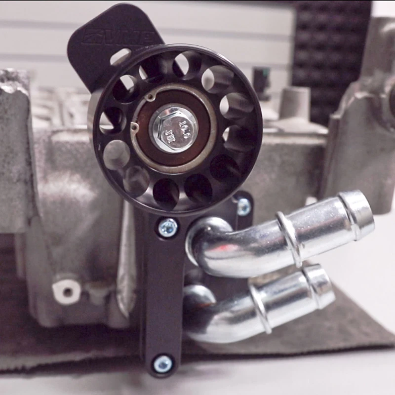 VMP Performance 07-14 Ford Shelby GT500 Kühlmittelverteiler mit Aux Idler 1 Zoll Durchflussrohren