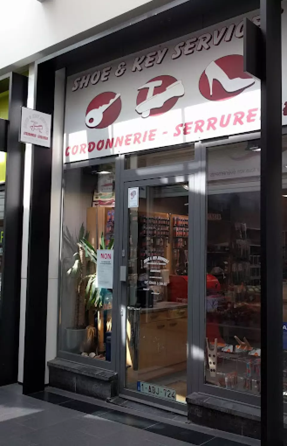 Shoe & key services