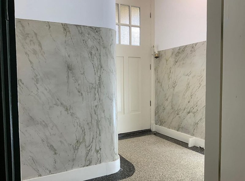 Vergrijsde witmarmer in particulier woonhuis