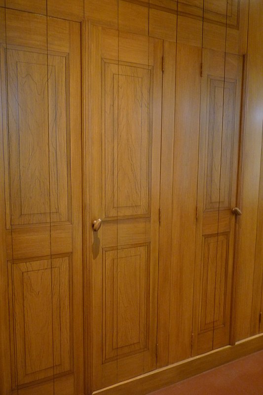 Trompe l'oeil paneelindeling op bedstedewand in opdracht van particulier