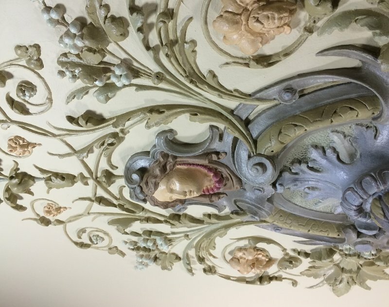 Reconstructie polychromie middenornament plafond in opdracht van particulier