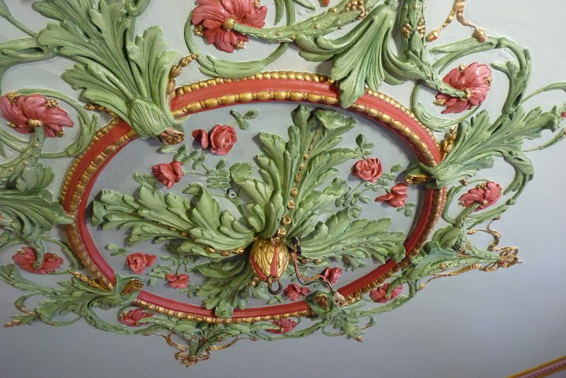 Middenrozet van gereconstrueerde polychromie op plafond in opdracht van particulier